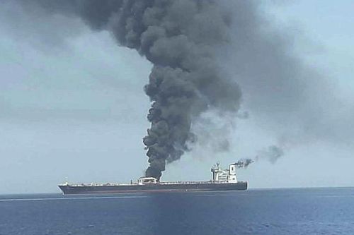 Tàu chở dầu Iran trúng 2 tên lửa