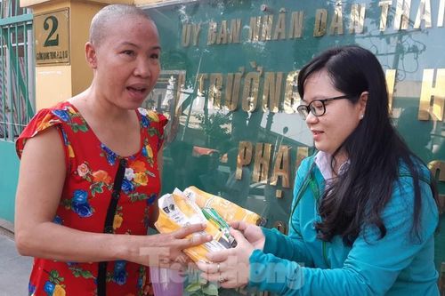 Tặng hơn 300 phần bánh mì, sữa cho người thân, bệnh nhân ở TPHCM