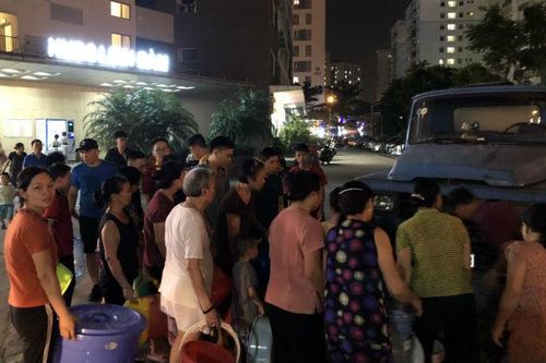 Đến giờ cơm tối, dân Hà Nội xếp hàng dài hứng nước nấu ăn