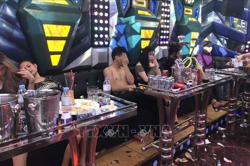 Bắt 34 thanh niên 'bay lắc' tại quán karaoke Luxury