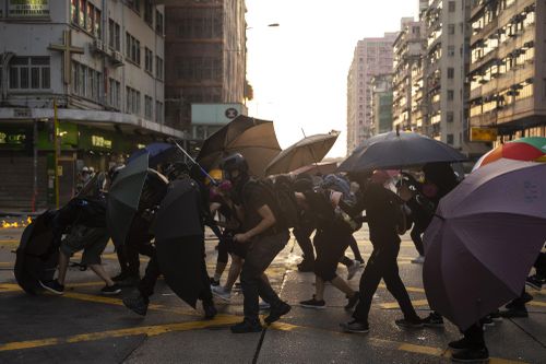 Hong Kong đang trượt sâu vào một cuộc suy thoái không thể thấy viễn cảnh phục hồi