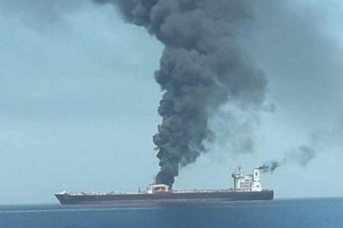 Tàu Iran hứng 2 tên lửa, bốc cháy ngùn ngụt trên Biển Đỏ