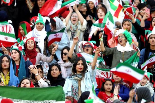 Từ vụ tự sát của nữ cổ động viên giả trai đến ngày lịch sử của bóng đá Iran