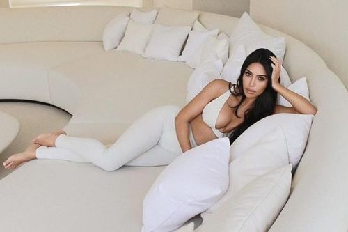 'Ngộp' với vòng một khủng của Kim Kardashian khi cô tự làm mẫu cho dòng nội y mới