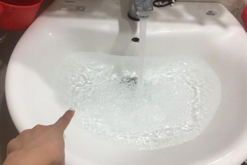 Người dân một số khu vực Hà Nội lo lắng vì nước sinh hoạt có mùi lạ