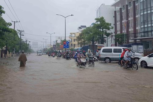 Phân luồng giao thông phục vụ thi công cống thoát nước mưa trên đường 2-4