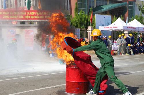 Hơn 300 lính cứu hỏa 'không chuyên' tranh tài tại Hội thao Nghiệp vụ chữa cháy và cứu nạn cứu hộ cơ sở