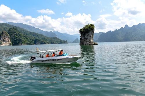 Đưa vào sử dụng 2 ca nô cao tốc trên hồ sinh thái Na Hang
