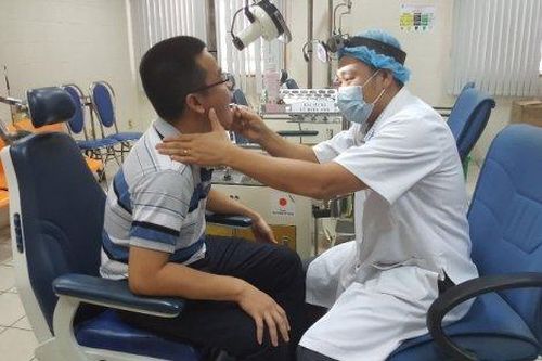 Y tế - Sức khỏe Tin tức y tế Chia sẻ kinh nghiệm kỹ thuật điều trị tai mũi họng cho gần 100 y, bác sĩ chuyên khoa