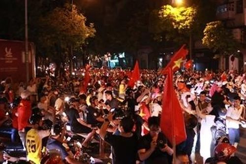Người dân 'xuống đường' mừng chiến thắng của đội tuyển Việt Nam