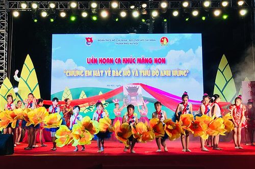 Chúng em hát về Bác và Thủ đô Anh hùng