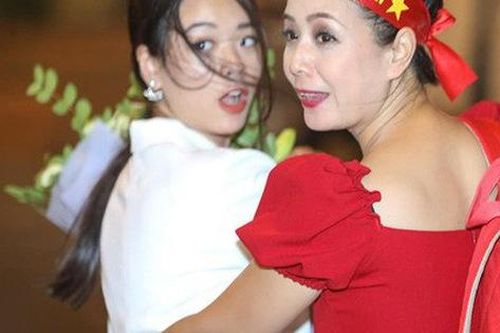 Hình ảnh ăn mừng Việt Nam chiến thắng đầy phấn khởi của mẹ con nghệ sĩ Chiều Xuân