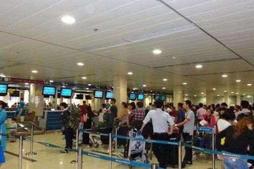 Yêu cầu khách xếp hàng làm thủ tục, nhân viên hàng không bị tát vào mặt