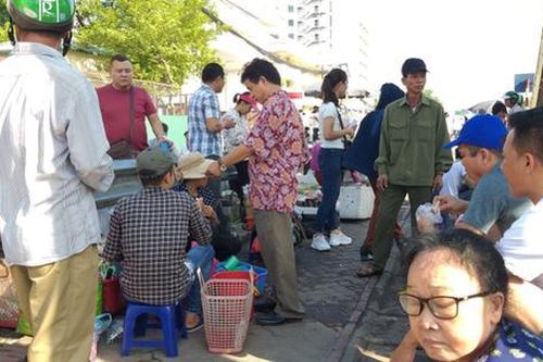 Hà Nội: Bất chấp nguy hiểm, người dân vẫn ngồi ăn uống tràn lan giữa đường ray tàu