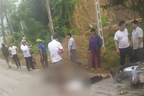 Chồng bị ô tô cán tử vong, vợ nguy kịch sau khi đâm trúng chó chạy qua đường