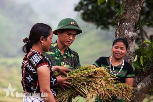 Ấm áp tình quân dân nơi biên giới