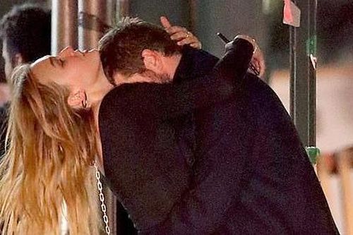Liam Hemsworth ôm ấp, khóa môi bạn gái mới hậu ly hôn Miley Cyrus
