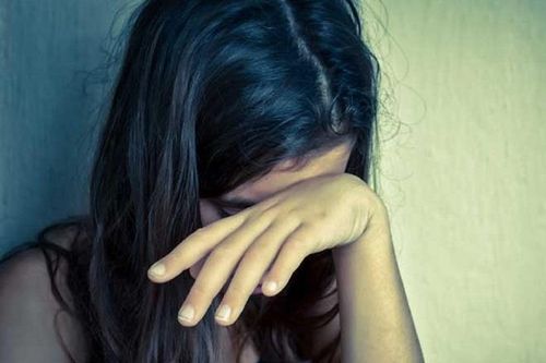 Bắt tạm giam gã trai làm 'chuyện người lớn' với bé gái