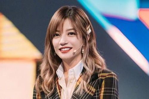 Triệu Vy được khen về nhan sắc và trình độ khi làm giám khảo