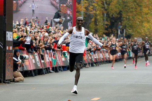 Ngay cả Man City cũng phải ngả mũ thán phục huyền thoại marathon Eliud Kipchoge