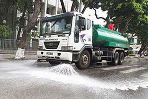 Hà Nội khởi động lại việc tưới nước rửa đường