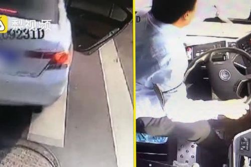 Xe ô tô đang chạy, bất ngờ cửa mở, bé trai rớt ra đường