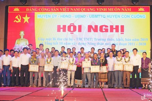 Trao chứng nhận 'tấm lòng vàng' cho 233 hộ ở huyện Con Cuông