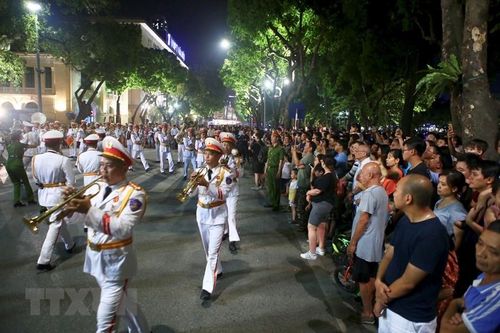 Đoàn nghi lễ Công an Nhân dân biểu diễn tại phố đi bộ hồ Hoàn Kiếm