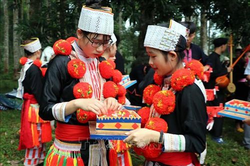 Nghệ thuật trang trí trên trang phục truyền thống của người Dao đỏ là Di sản văn hóa phi vật thể quốc gia