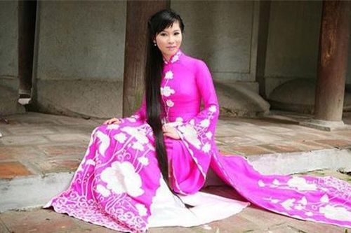 Vợ Á hậu xinh đẹp của Shark Hưng gây choáng với mái tóc dài hơn 1 mét thuở xa xưa, bất ngờ hơn nữa là lý do cô nuôi tóc
