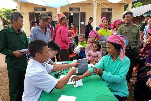 Khám bệnh, tuyên truyền pháp luật và tặng quà cho người dân xã Sín Thầu