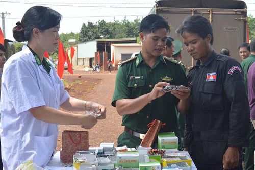 Nghĩa cử của thầy thuốc quân hàm xanh