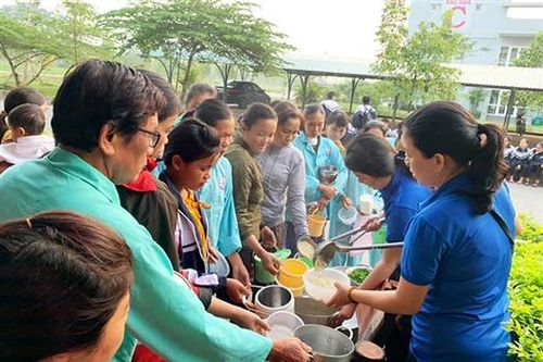 Dạy học sinh chia sẻ yêu thương
