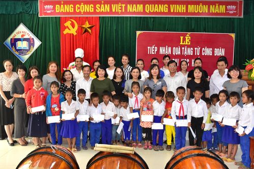 Tặng quà cho Trường Tiểu học Pa Nang