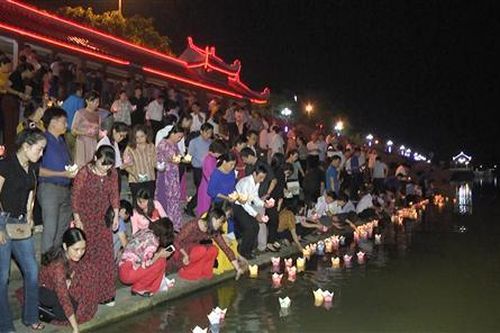 Dâng hương, thả hoa tưởng niệm anh hùng liệt sĩ