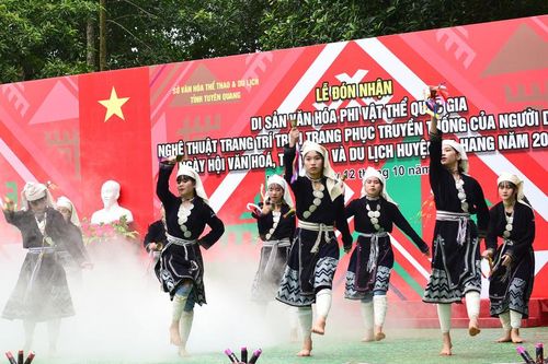 Lễ đón nhận Di sản văn hóa phi vật thể quốc gia Nghệ thuật trang trí trên trang phục truyền thống của người Dao đỏ