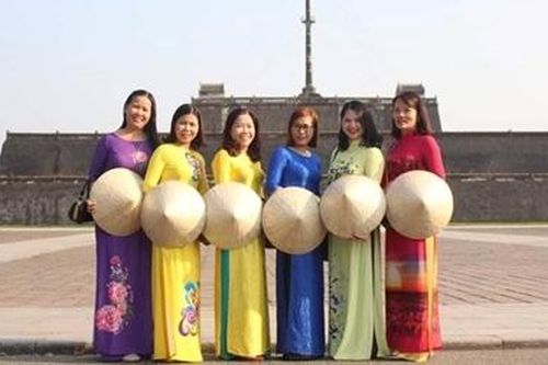Phụ nữ mặc áo dài truyền thống được miễn vé tham quan Di sản Huế