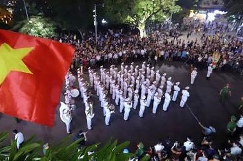 Những hành khúc Công an bên Hồ Gươm khiến du khách ngạc nhiên thán phục
