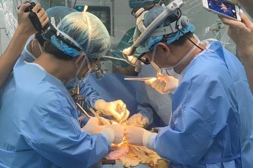 Bệnh nhi ít tuổi và nhẹ cân nhất Việt Nam được ghép gan từ mẹ