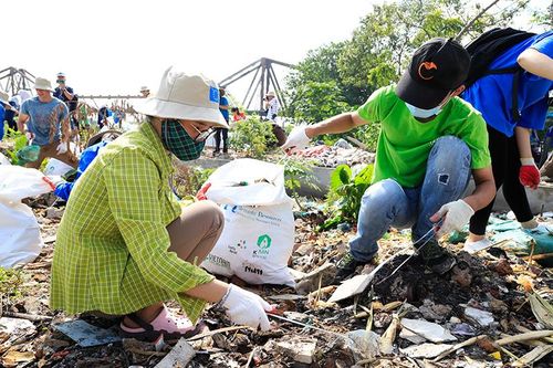 Hơn 100 tình nguyện viên dọn rác dưới chân cầu Long Biên