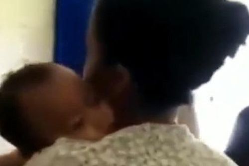 Bé trai 10 tháng tuổi bị điện giật tử vong, mẹ ôm con khóc trong tuyệt vọng 'Hãy về với mẹ!'
