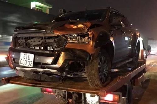 Ôtô bán tải đâm hàng loạt xe máy