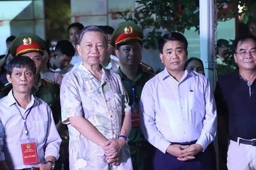 Người dân Thủ đô hào hứng với màn biểu diễn nhạc kèn ở phố đi bộ hồ Hoàn Kiếm
