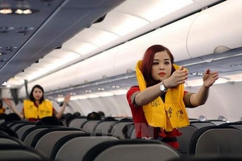 Khó hiểu với nữ hành khách 'chôm' áo phao trên máy bay
