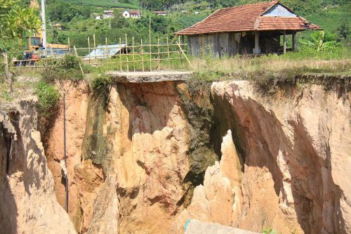 Sạt lở đe dọa khu tái định cư thủy điện Đăkđrinh