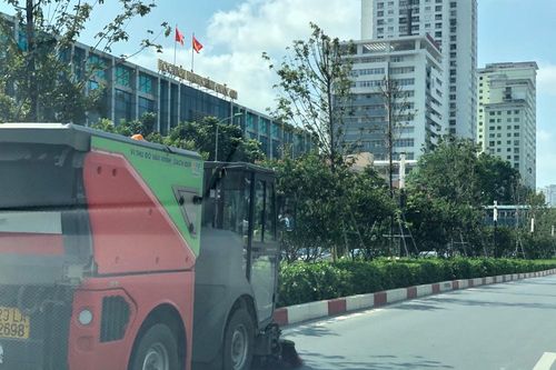Đất cát đầy đường Hà Nội, quét hút càng thêm bụi