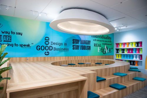Những hình ảnh 'lạ mắt' ở showroom sáng tạo thời trang lớn nhất Việt Nam