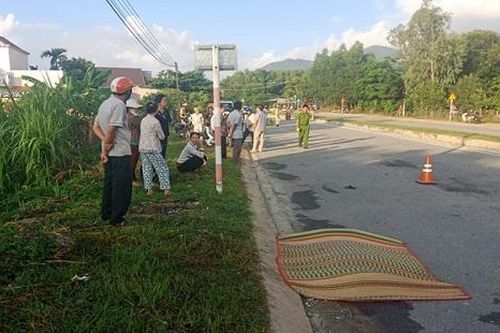 Xe chở gỗ đâm vào nhóm người đi tập thể dục, 2 người thương vong