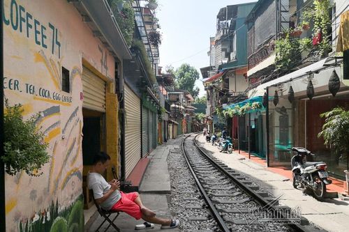 Chủ quán cà phê đường tàu muốn tự làm barie bảo vệ khách trong nhà