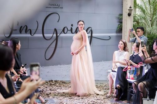Phương Mai vác bụng bầu 8 tháng lên sàn catwalk